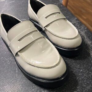 New 6.5 White Patent Leather Steve Madden Lotto Penny Loafers w Black Lug Sole